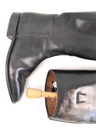 Paar Reitstiefel für Offiziere der Wehrmacht. Leicht getragenes Paar in gutem Gesamtzustand, Sohlenlänge 27cm, mit Stiefelspannern