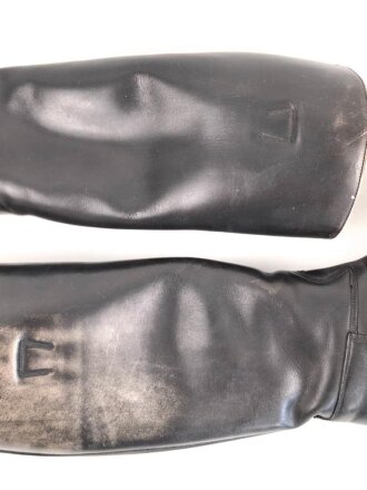 Paar Reitstiefel für Offiziere der Wehrmacht. Leicht getragenes Paar in gutem Gesamtzustand, Sohlenlänge 27cm, mit Stiefelspannern