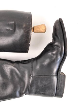 Paar Reitstiefel für Offiziere der Wehrmacht. Leicht getragenes Paar in gutem Gesamtzustand, Sohlenlänge 27cm, mit Stiefelspannern