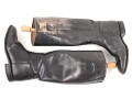 Paar Reitstiefel für Offiziere der Wehrmacht. Leicht getragenes Paar in gutem Gesamtzustand, Sohlenlänge 27cm, mit Stiefelspannern