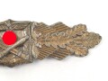 Nahkampfspange in bronze, Hersteller Juncker. War mal gebrochen, Klebstoffreste