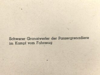 Dekorativer Druck aus der Zeit des zweiten Weltkrieges "Schwerer Granatwerfer der Panzergrenadiere im Kampf vom Fahrzeug" Maße: 24,5 x 30,5 cm