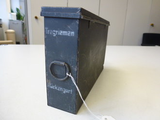 Behälter Tragriemen Rückengurt gehört in den...
