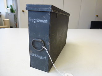 Behälter " Tragriemen Rückengurt" gehört in den Gebirgssanitätskasten. Originallack, sehr selten