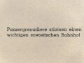 Dekorativer Druck aus der Zeit des zweiten Weltkrieges "Panzergrenadiere stürmen einen wichtigen sowjetischen Bahnhof" Maße: 24,5 x 30,5 cm