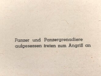 Dekorativer Druck aus der Zeit des zweiten Weltkrieges "Panzer und Panzergrenadiere aufgesessen treten zum Angriff an" Maße: 24,5 x 30,5 cm