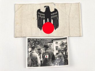 Armbinde für Zivilangestellte der Wehrmacht, dazu ein Foto