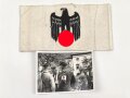 Armbinde für Zivilangestellte der Wehrmacht, dazu ein Foto
