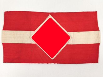 Armbinde für Angehörige der Hitler Jugend. getragenes Stück, das Hakenkreuz gewebt. Leicht angeschmutzt, sonst gut. RZM Etikett