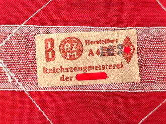 Armbinde für Angehörige der Hitler Jugend. getragenes Stück, das Hakenkreuz gewebt. Leicht angeschmutzt, sonst gut. RZM Etikett