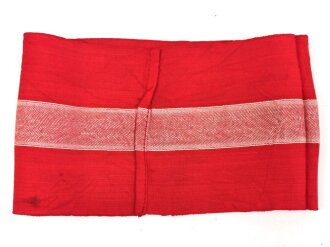Armbinde für Angehörige der Hitler Jugend. getragenes Stück, das Hakenkreuz gewebt. Leicht angeschmutzt, sonst gut. RZM Etikett