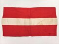 Armbinde für Angehörige der Hitler Jugend. getragenes Stück, das Hakenkreuz gewebt. Leicht angeschmutzt, sonst gut. RZM Etikett