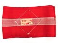 Armbinde für Angehörige der Hitler Jugend. getragenes Stück, das Hakenkreuz gewebt. Leicht angeschmutzt, sonst gut. RZM Etikett