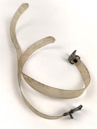 Zwei Packriemen aus Kunststoff. Sieht man so auch als Kinnriemen bei Luftschutzhelmen. Länge je 37cm
