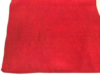 Hakenkreuzfahne zweiteilig, Maße 50 x 76cm. Leicht angeschmutzt