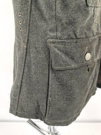Heer, Feldbluse für Mannschaften Modell 1943. Stark getragenes Stück, die Kragenspiegel original vernäht