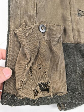 Heer, Feldbluse für Mannschaften Modell 1943. Stark getragenes Stück, die Kragenspiegel original vernäht