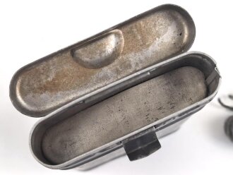 RG 34, Reinigungsgerät 34  für Kaliber 22 Wehrsportkarabiner. Hersteller G.Appel, späte Kette aus Zink, Luftwaffenblauer Originallack
