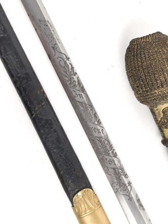 Bayern, Degen für Staatsbeamte. Ausführung ab 1886 mit Krone statt Monogramm. Lieferant Christian Block München. Saubere Klinge mit beidseitiger Ätzung " In treue Fest" Der obere Scheidenbeschlag ist beweglich .
