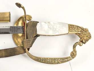 Bayern, Degen für Staatsbeamte. Ausführung ab 1886 mit Krone statt Monogramm. Lieferant Christian Block München. Saubere Klinge mit beidseitiger Ätzung " In treue Fest" Der obere Scheidenbeschlag ist beweglich .