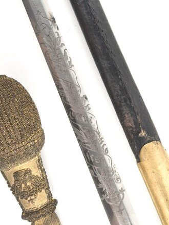 Bayern, Degen für Staatsbeamte. Ausführung ab 1886 mit Krone statt Monogramm. Lieferant Christian Block München. Saubere Klinge mit beidseitiger Ätzung " In treue Fest" Der obere Scheidenbeschlag ist beweglich .