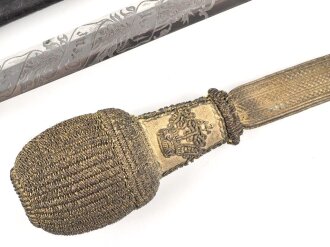 Bayern, Degen für Staatsbeamte. Ausführung ab 1886 mit Krone statt Monogramm. Lieferant Christian Block München. Saubere Klinge mit beidseitiger Ätzung " In treue Fest" Der obere Scheidenbeschlag ist beweglich .