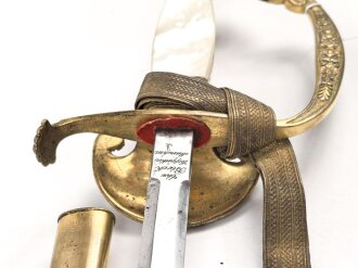Bayern, Degen für Staatsbeamte. Ausführung ab 1886 mit Krone statt Monogramm. Lieferant Christian Block München. Saubere Klinge mit beidseitiger Ätzung " In treue Fest" Der obere Scheidenbeschlag ist beweglich .