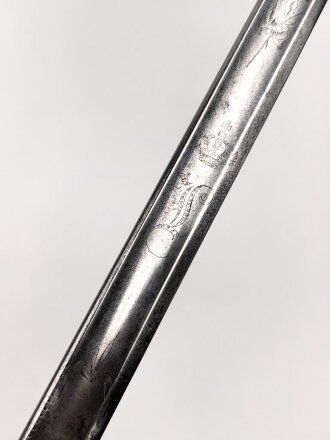 Bayern, Degen für Staatsbeamte. Ausführung mit gekröntem Monogramm " M "  . Die Klinge allem Anschein nach älter, das Griffmonogramm bei Herrscherwechsel getauscht. Guter Gesamtzustand, die Scheide fehlt