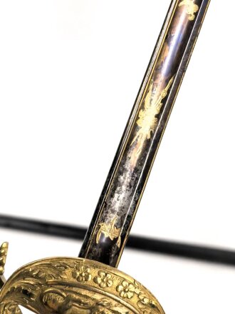 Bayern, Degen für Staatsbeamte. Ausführung mit gekröntem Monogramm " M " für König Maximilian II. (1848-1864) . Die Klinge beidseitig gebläut, leicht verputzt. Hersteller "R.Knecht in Solingen "