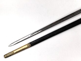 Bayern, Degen für Staatsbeamte. Ausführung mit gekröntem Monogramm " M " für König Maximilian II. (1848-1864) . Die Klinge beidseitig gebläut, leicht verputzt. Hersteller "R.Knecht in Solingen "