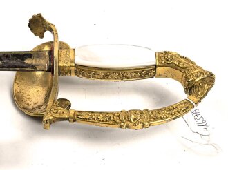 Bayern, Degen für Staatsbeamte. Ausführung mit gekröntem Monogramm " M " für König Maximilian II. (1848-1864) . Die Klinge beidseitig gebläut, leicht verputzt. Hersteller "R.Knecht in Solingen "