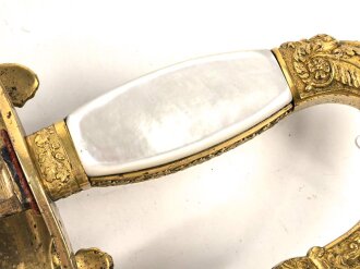 Bayern, Degen für Staatsbeamte. Ausführung mit gekröntem Monogramm " M " für König Maximilian II. (1848-1864) . Die Klinge beidseitig gebläut, leicht verputzt. Hersteller "R.Knecht in Solingen "