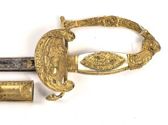 Bayern, Degen für Staatsbeamte. Ausführung mit gekröntem Monogramm " M " für König Maximilian II. (1848-1864) . Die Klinge beidseitig gebläut, leicht verputzt. Hersteller "R.Knecht in Solingen "