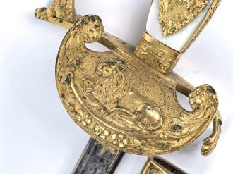 Bayern, Degen für Staatsbeamte. Ausführung mit gekröntem Monogramm " M " für König Maximilian II. (1848-1864) . Die Klinge beidseitig gebläut, leicht verputzt. Hersteller "R.Knecht in Solingen "