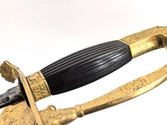 Bayern, Degen für Beamte oder Kammerherren. Ausführung mit gekröntem Monogramm " L "  . Die Klinge beidseitig ziseliert, zum Teil verputzt. Lieferant "Schorlemmer in Darmstadt" Scheide fehlt