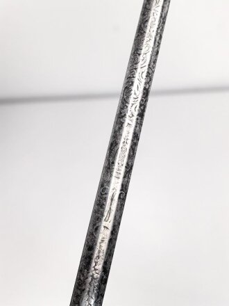 Bayern, Degen für Beamte oder Kammerherren. Ausführung mit gekröntem Monogramm " L "  . Die Klinge beidseitig ziseliert, zum Teil verputzt. Lieferant "Schorlemmer in Darmstadt" Scheide fehlt