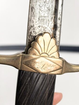 Bayern, Infanterie Offizier Säbel Modell 1836 . Beidseitig geäzte Klinge, ungereinigt. Das Griffstück mit leichtem Spiel, die Scheide nachlackiert, sonst guter Gesamtzustand.