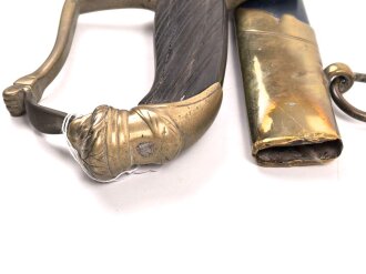 Bayern, Infanterie Offizier Säbel Modell 1836 . Beidseitig geäzte Klinge, ungereinigt. Das Griffstück mit leichtem Spiel, die Scheide nachlackiert, sonst guter Gesamtzustand.