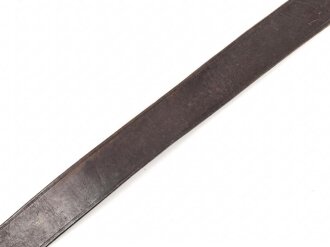 Koppel für einen Angehörigen der SA. Messingschloss mit auf der Spitze stehendem Hakenkreuz. Zugehöriger , brauner Riemen mit einer Gesamtlänge von 104cm