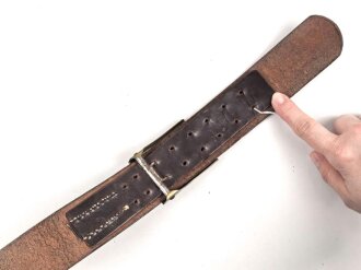 Koppel für einen Angehörigen der SA. Messingschloss mit auf der Spitze stehendem Hakenkreuz. Zugehöriger , brauner Riemen mit einer Gesamtlänge von 104cm