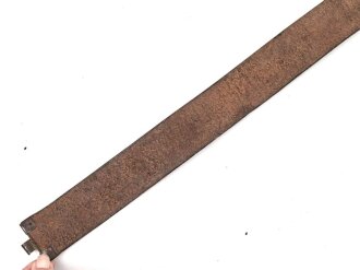 Koppel für einen Angehörigen der SA. Messingschloss mit auf der Spitze stehendem Hakenkreuz. Zugehöriger , brauner Riemen mit einer Gesamtlänge von 104cm