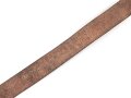 Koppel für einen Angehörigen der SA. Messingschloss mit auf der Spitze stehendem Hakenkreuz. Zugehöriger , brauner Riemen mit einer Gesamtlänge von 104cm
