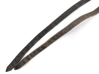 Österreich, zwei Packriemen / Mantelriemen. Länge je etwa 72cm