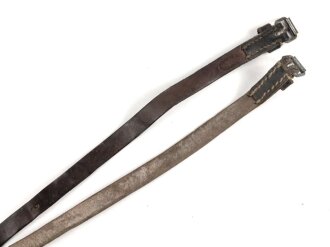 Österreich, zwei Packriemen / Mantelriemen. Länge je etwa 72cm