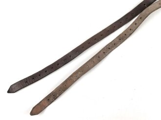 Österreich, zwei Packriemen / Mantelriemen. Länge je etwa 72cm