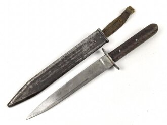 Österreich k.u.k., Grabendolch, Kampfmesser Modell 1917. Getragenes Stück, Scheide mit resten des Originallack