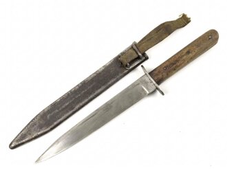 Österreich k.u.k., Grabendolch, Kampfmesser Modell 1917. Getragenes Stück, Scheide mit resten des Originallack