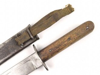 Österreich k.u.k., Grabendolch, Kampfmesser Modell 1917. Getragenes Stück, Scheide mit resten des Originallack