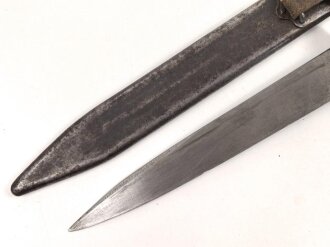 Österreich k.u.k., Grabendolch, Kampfmesser Modell 1917. Getragenes Stück, Scheide mit resten des Originallack