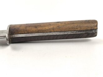 Österreich k.u.k., Grabendolch, Kampfmesser Modell 1917. Getragenes Stück, Scheide mit resten des Originallack